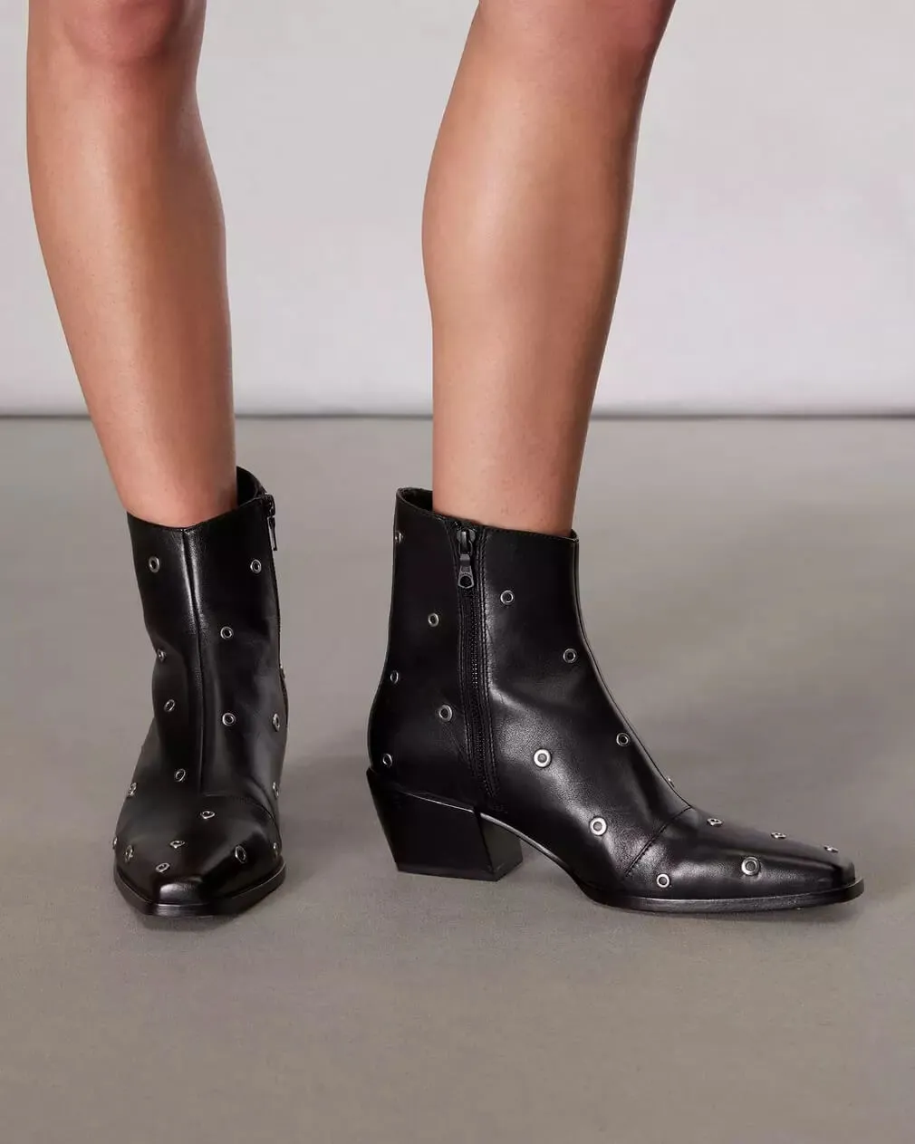 Joni Zip in Black Grommets